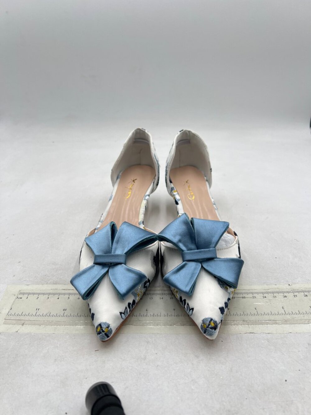 XYD White Pointed-Toe D'Orsay Kitten Heel W/Blue Bow